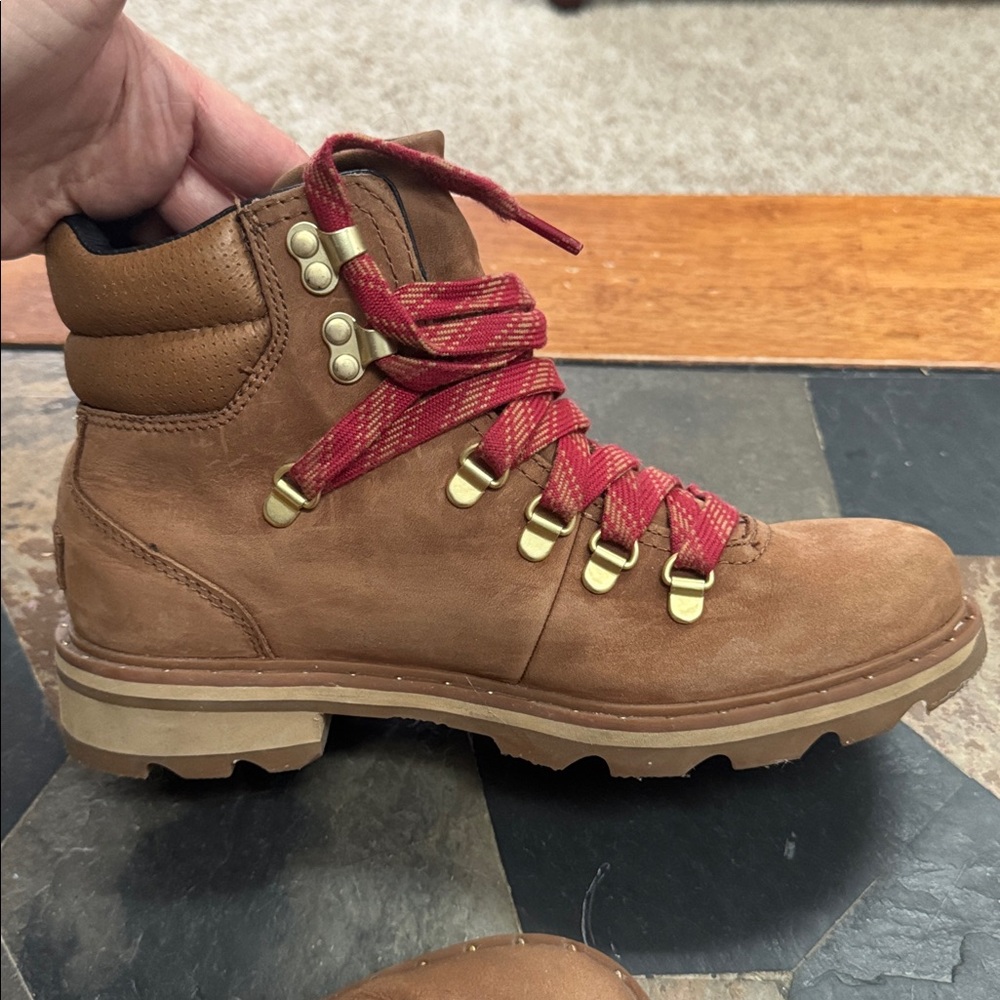 Tan Sorel hiking boots - Picture 6 of 9